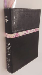 Bíblia Sagrada, Letra Extragigante, Edição com Letras Vermelhas, Almeida Revista e Corrigida, Sociedade Bíblica do Brasil, Couro sintético Preto com tarja florida